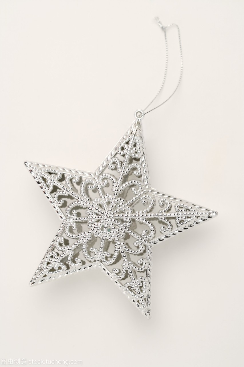银色星形圣诞垂饰 创意静物摄影的艺术